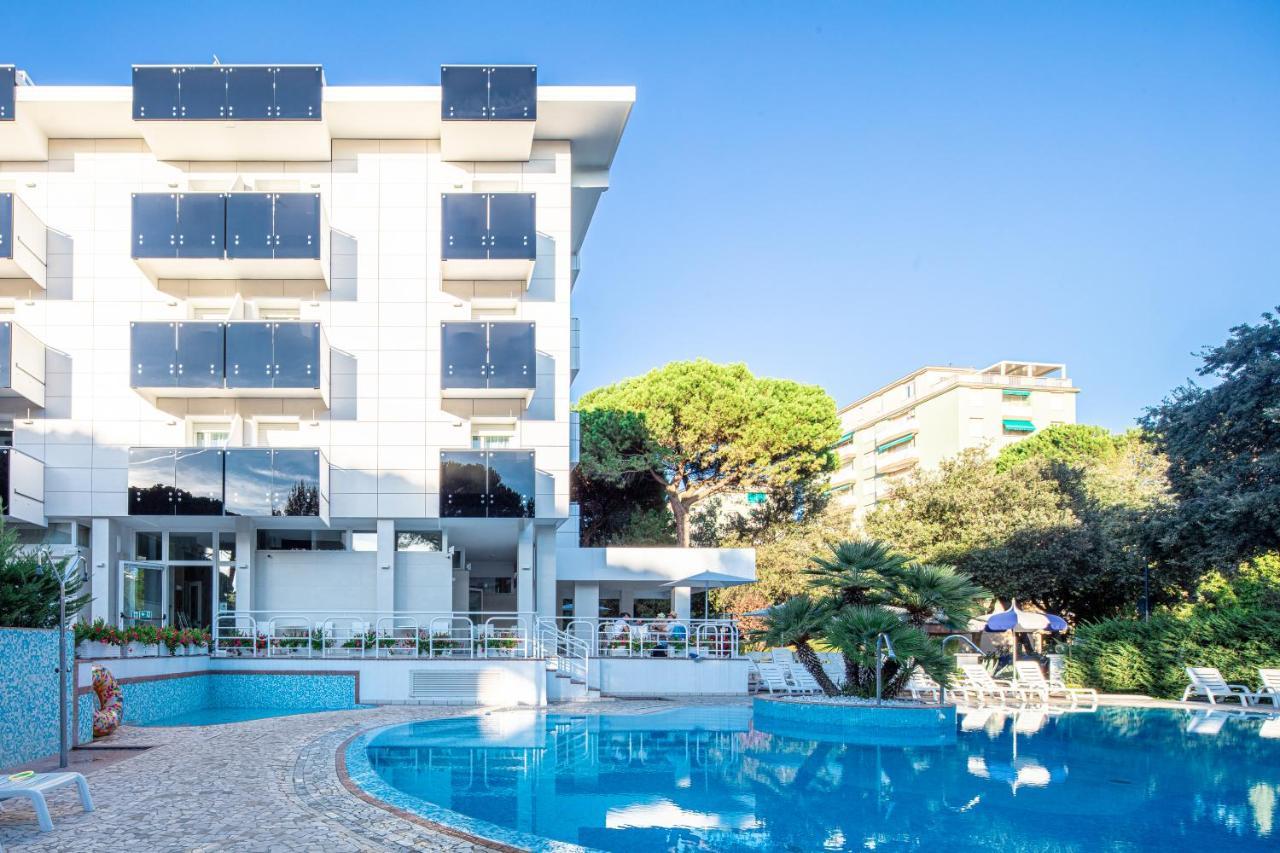 Hotel Ambassador Meuble Lignano Sabbiadoro Exterior foto