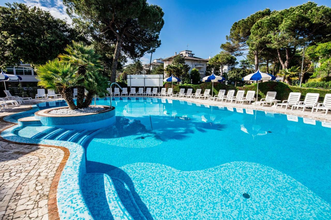 Hotel Ambassador Meuble Lignano Sabbiadoro Exterior foto